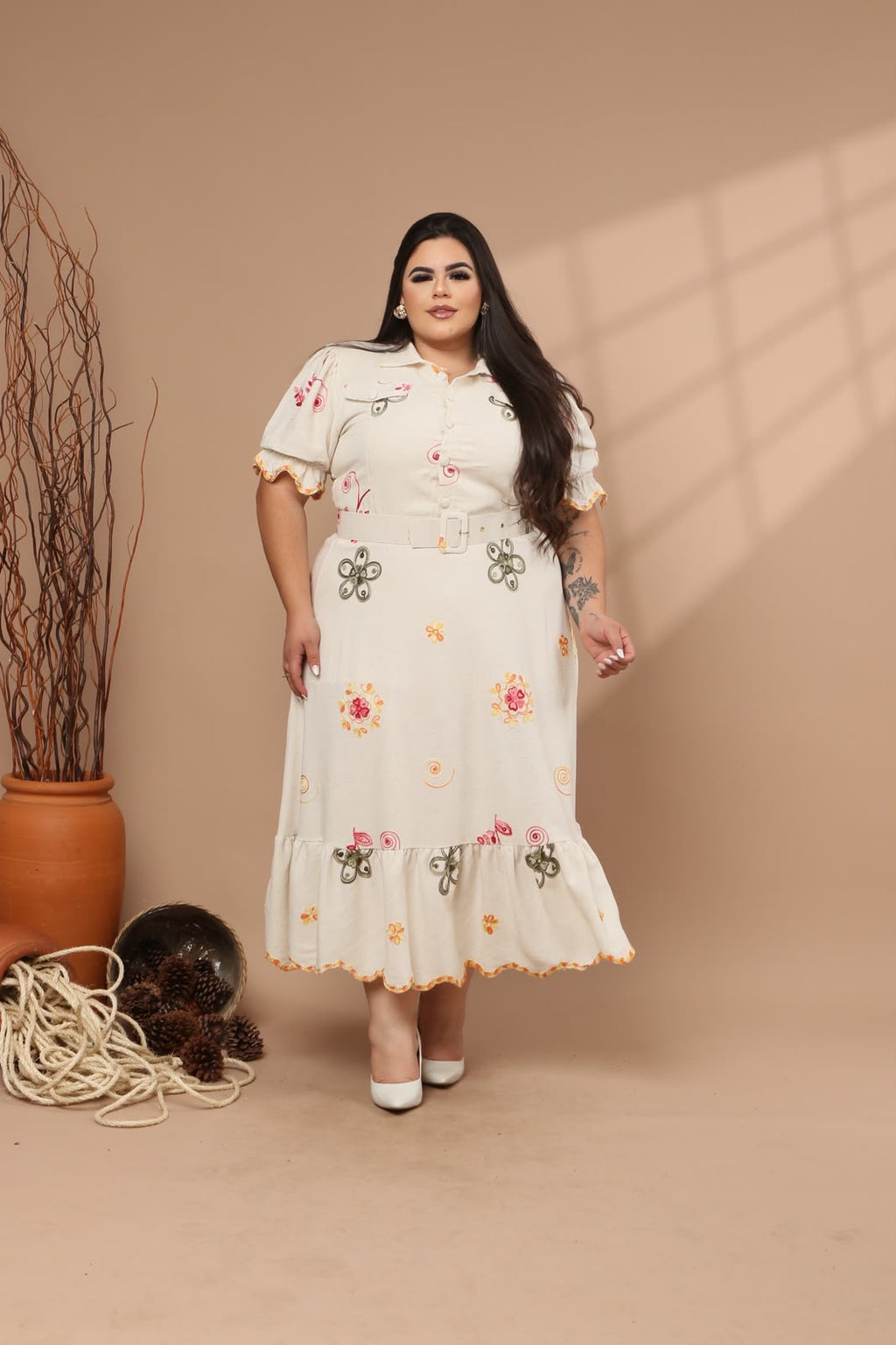 Vestido Midi Plus Size com Detalhes no Busto e Cinto Forrado – Tecido Linho Bordado