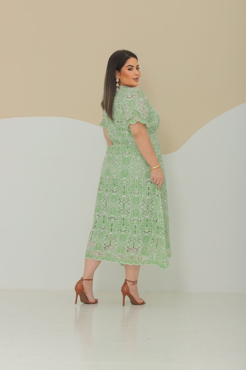 Vestido Midi Plus Size com Botões no Busto – Tecido Rechilieu