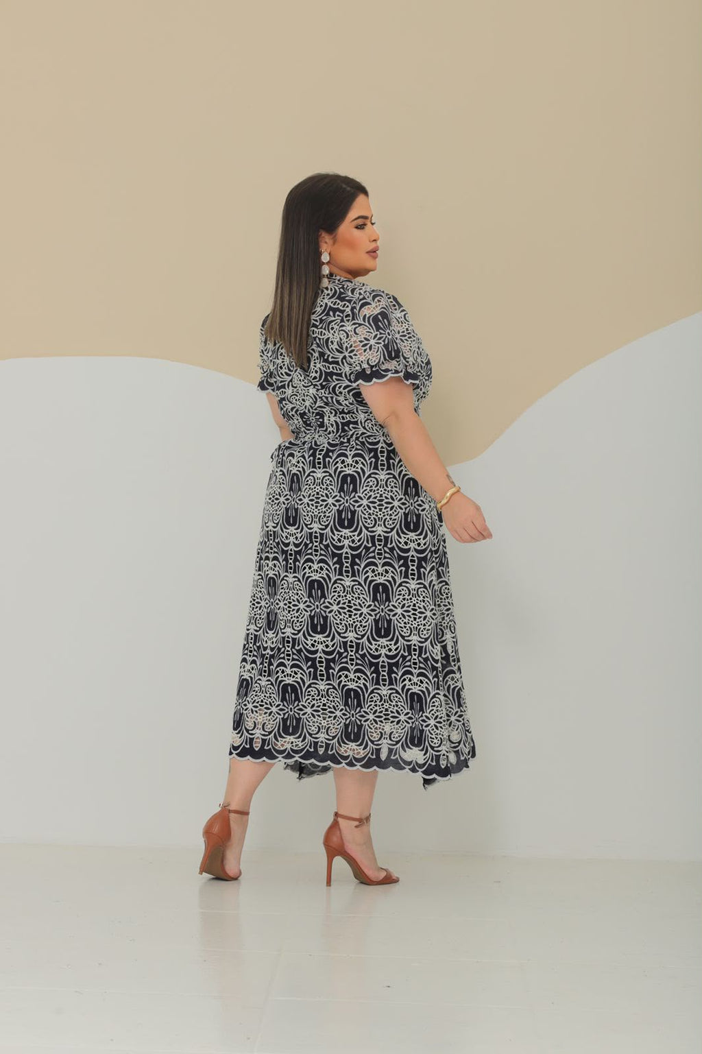 Vestido Midi Plus Size com Botões no Busto – Tecido Rechilieu