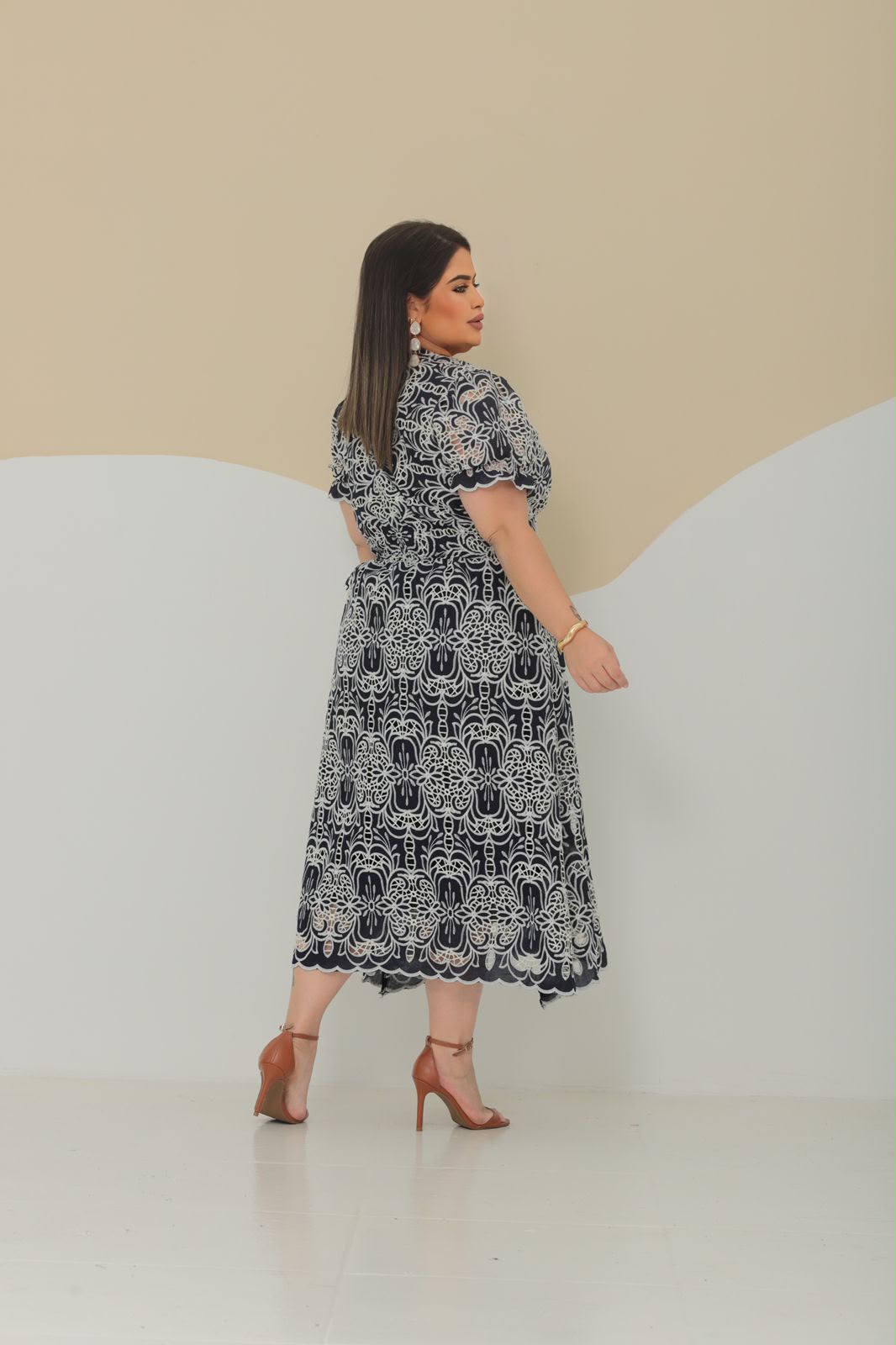 Vestido Midi Plus Size com Botões no Busto – Tecido Rechilieu