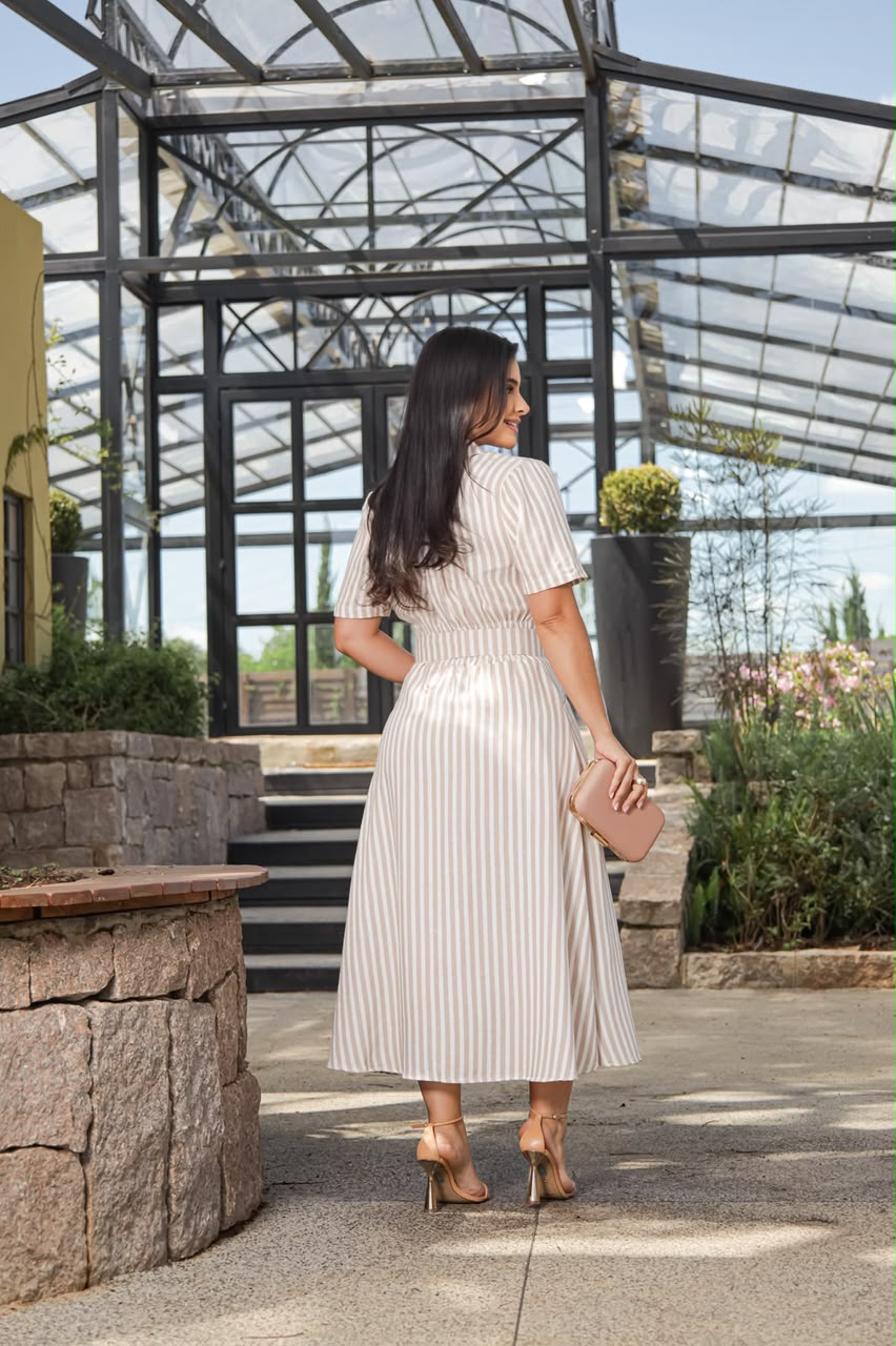 Chemise Listrada com Cinto, Bolsos e Forro - Tecido Linho