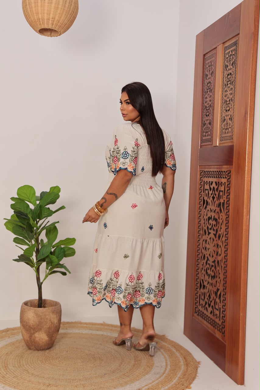 Vestido Midi Plus Size com Decote Coração, Cinto e Bolsos - Tecido Linho