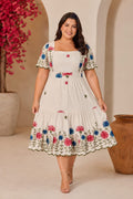 Vestido Midi Plus Size com Decote Coração, Cinto e Bolsos - Tecido Linho