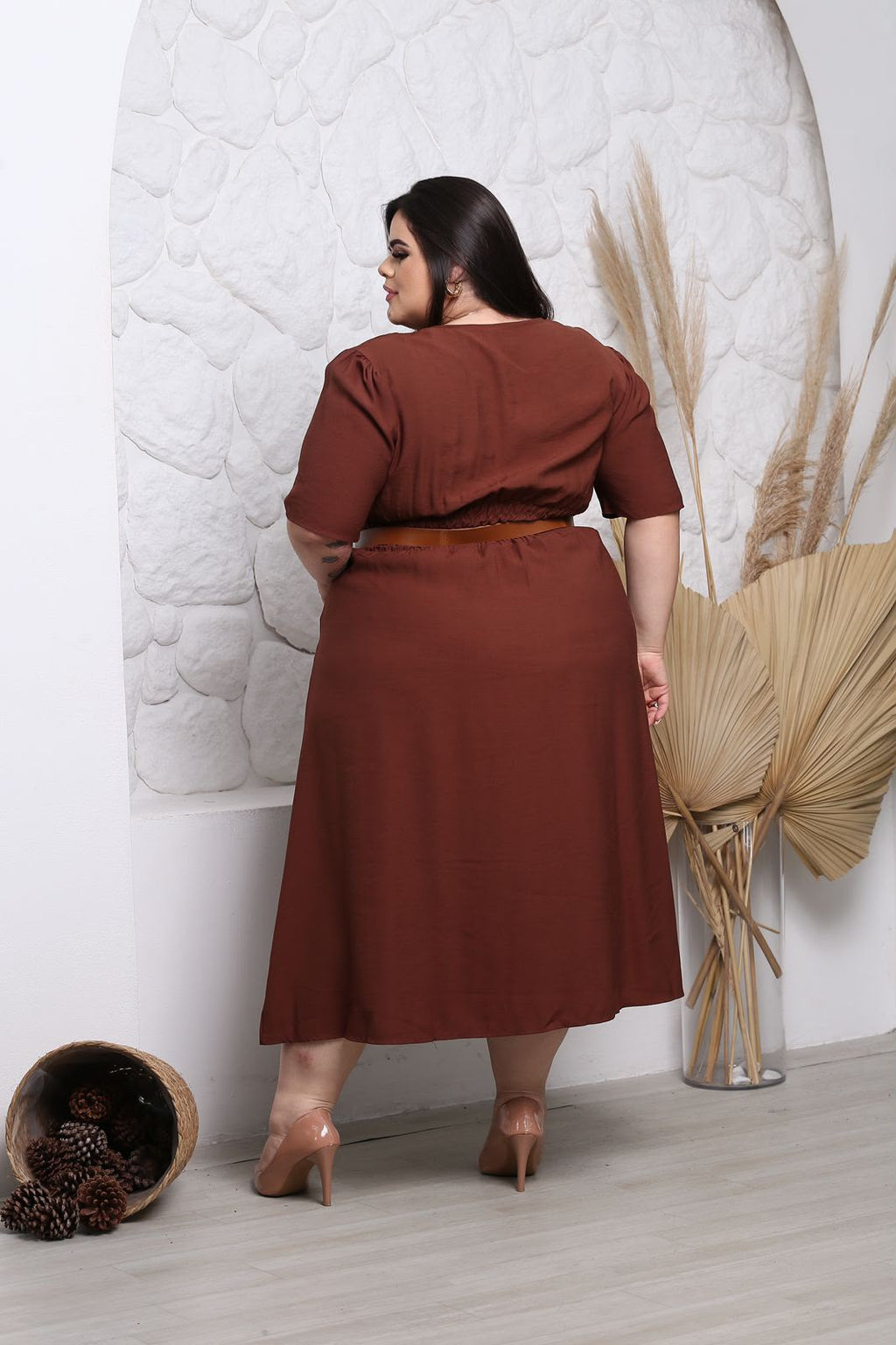 Vestido Midi Plus Size com Cinto - Tecido Sensorial