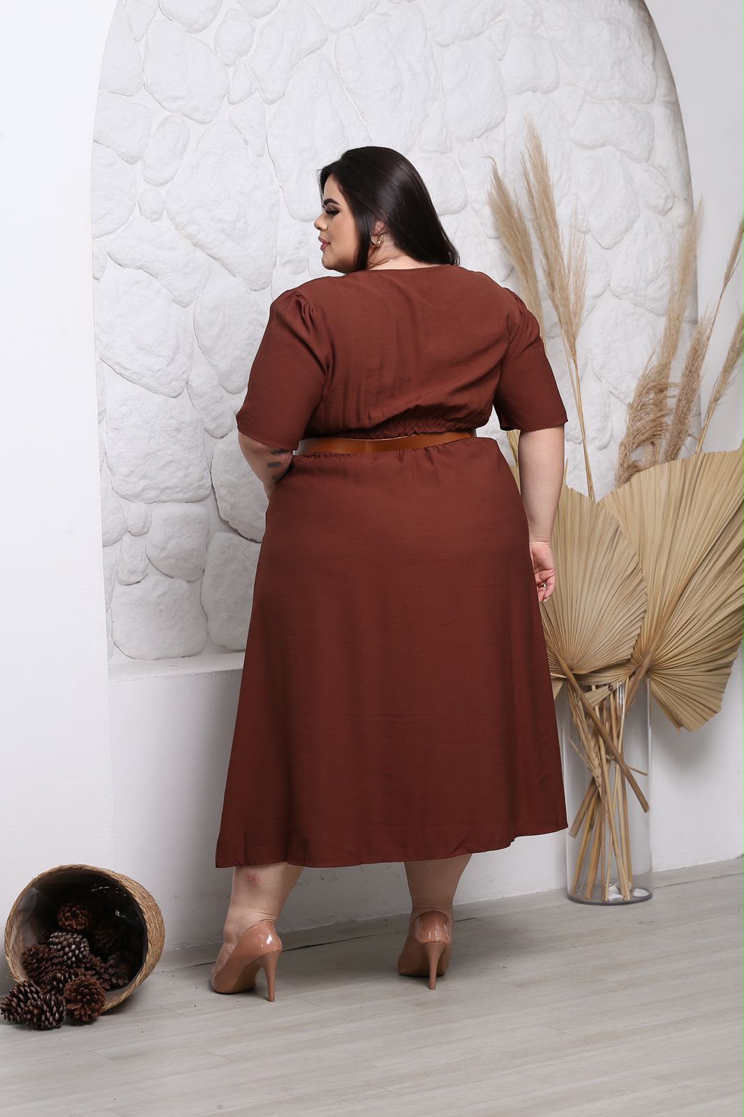 Vestido Midi Plus Size com Cinto - Tecido Sensorial