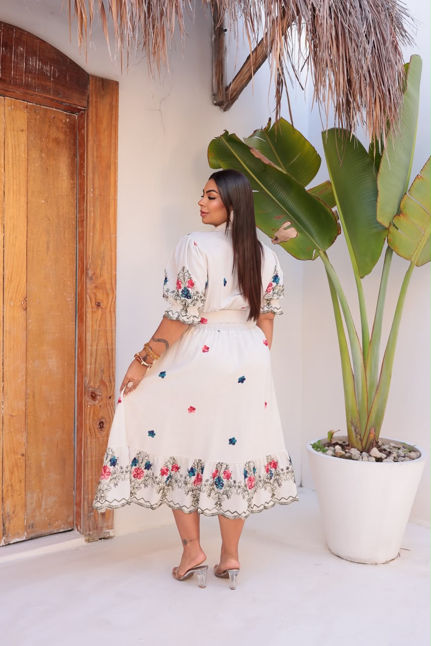 Vestido Midi Plus Size com Detalhes no Busto e Cinto - Linho Bordado