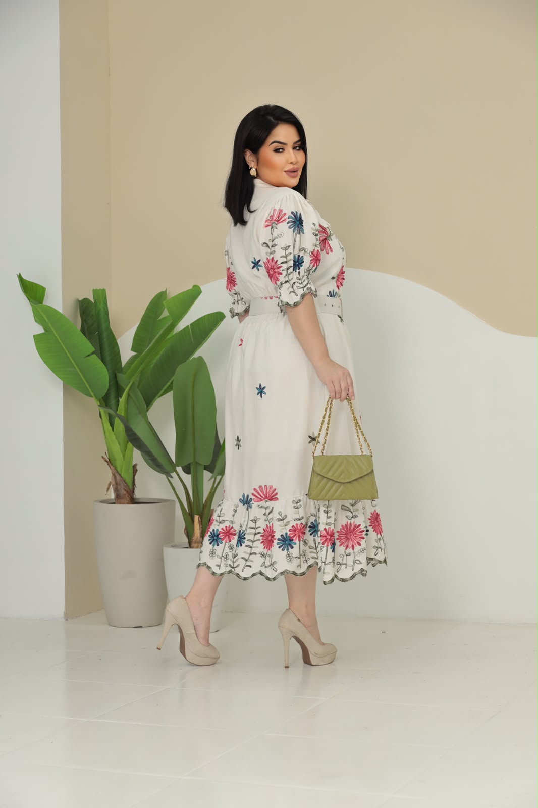Vestido Midi Plus Size com Detalhes no Busto e Cinto - Linho Bordado