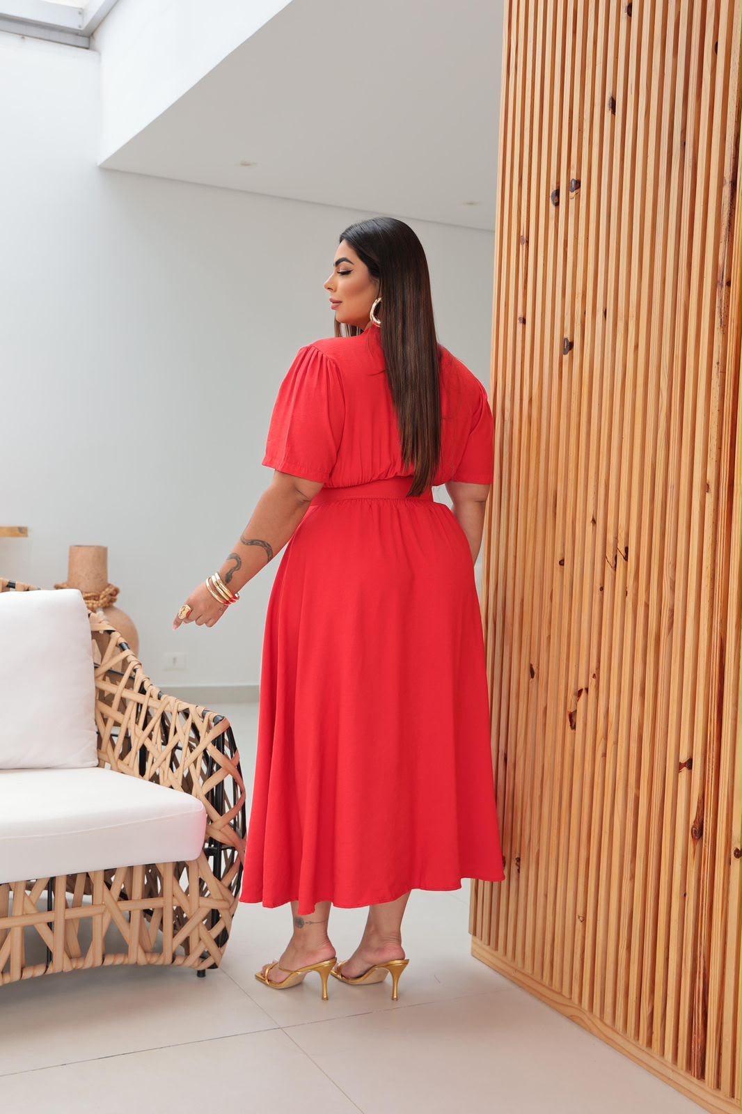 Vestido Midi Plus Size com Bolsos Frontais e Cinto - Tecido Sensorial