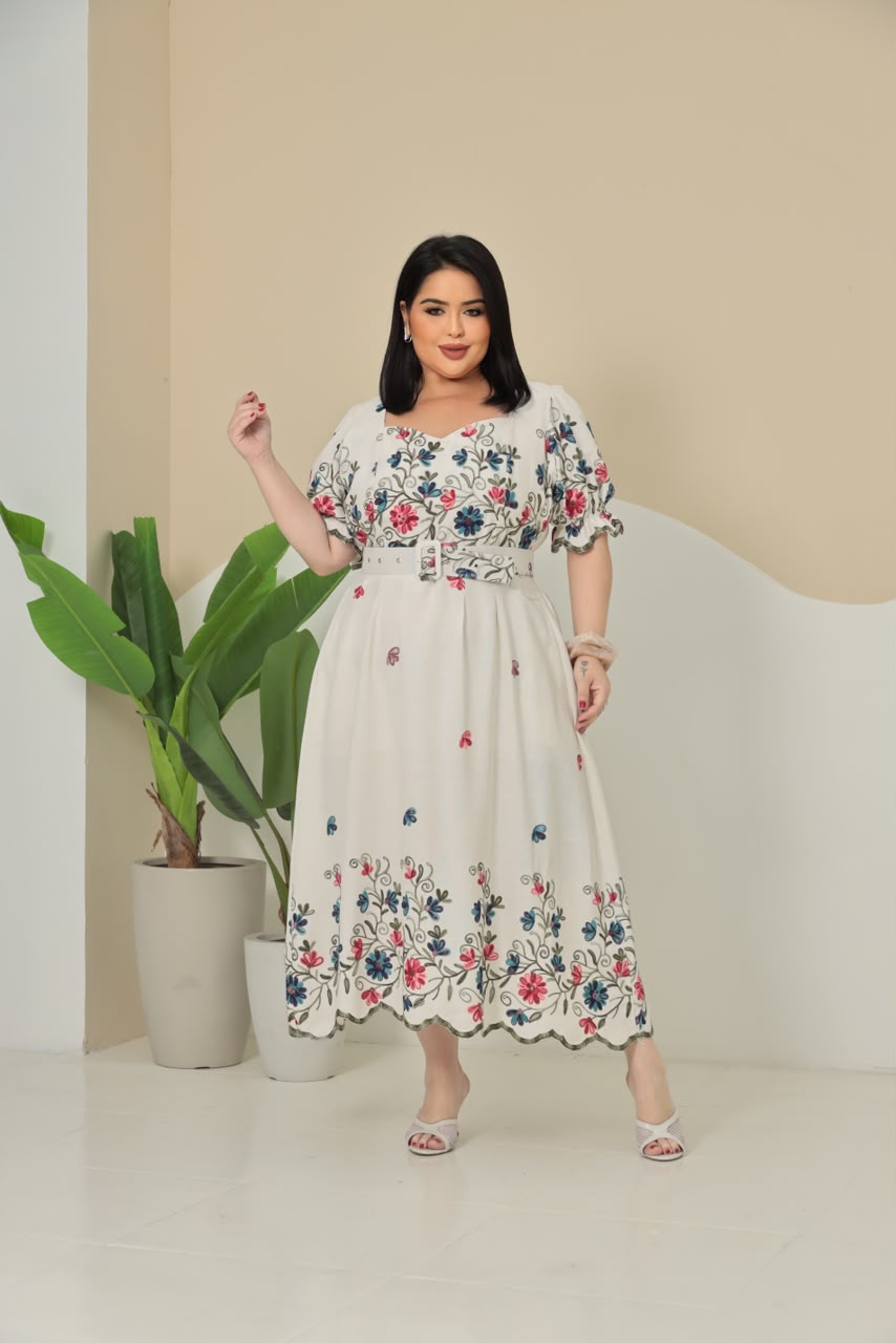 Vestido Midi Plus Size com Decote Coração, Cinto e Bolsos - Tecido Linho
