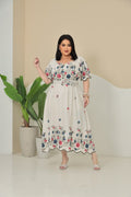 Vestido Midi Plus Size com Decote Coração, Cinto e Bolsos - Tecido Linho