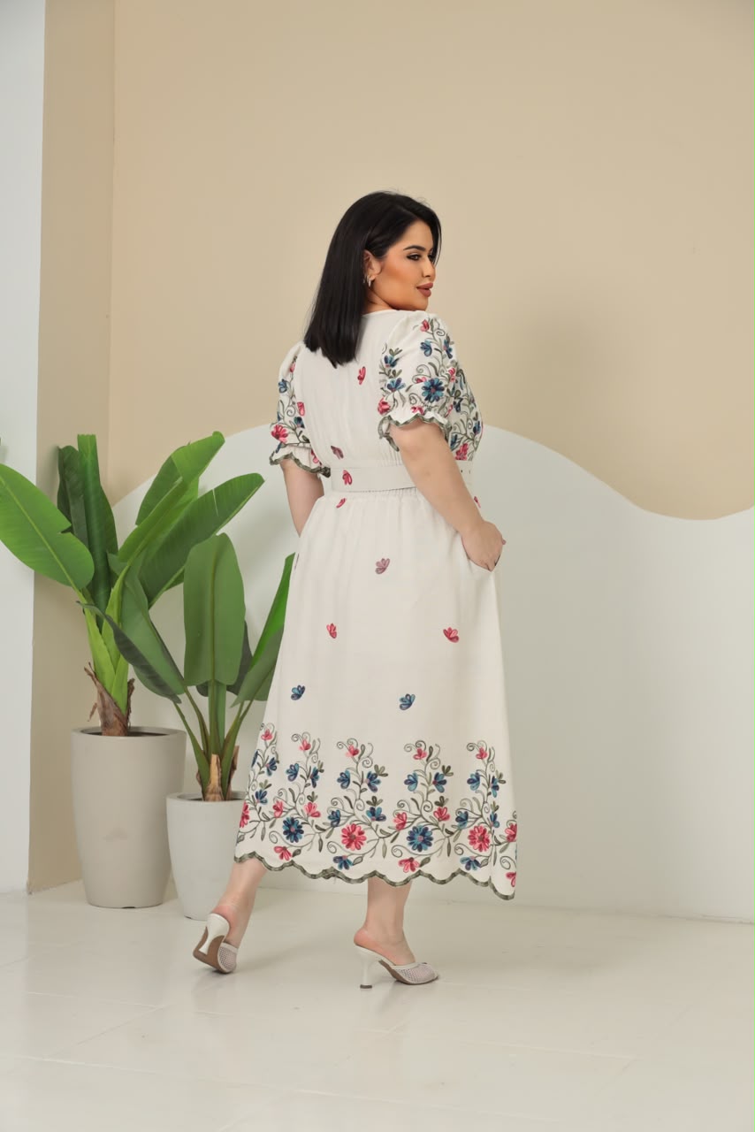 Vestido Midi Plus Size com Decote Coração, Cinto e Bolsos - Tecido Linho