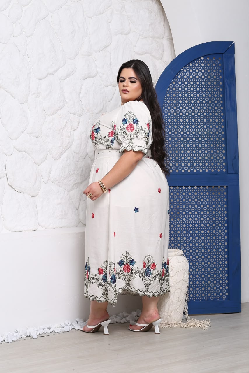 Vestido Midi Plus Size com Decote Coração, Cinto e Bolsos - Tecido Linho