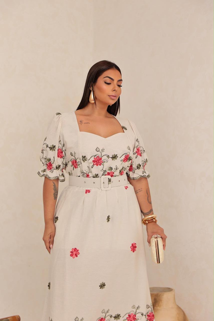 Vestido Midi Plus Size com Decote Coração, Cinto e Bolsos - Tecido Linho