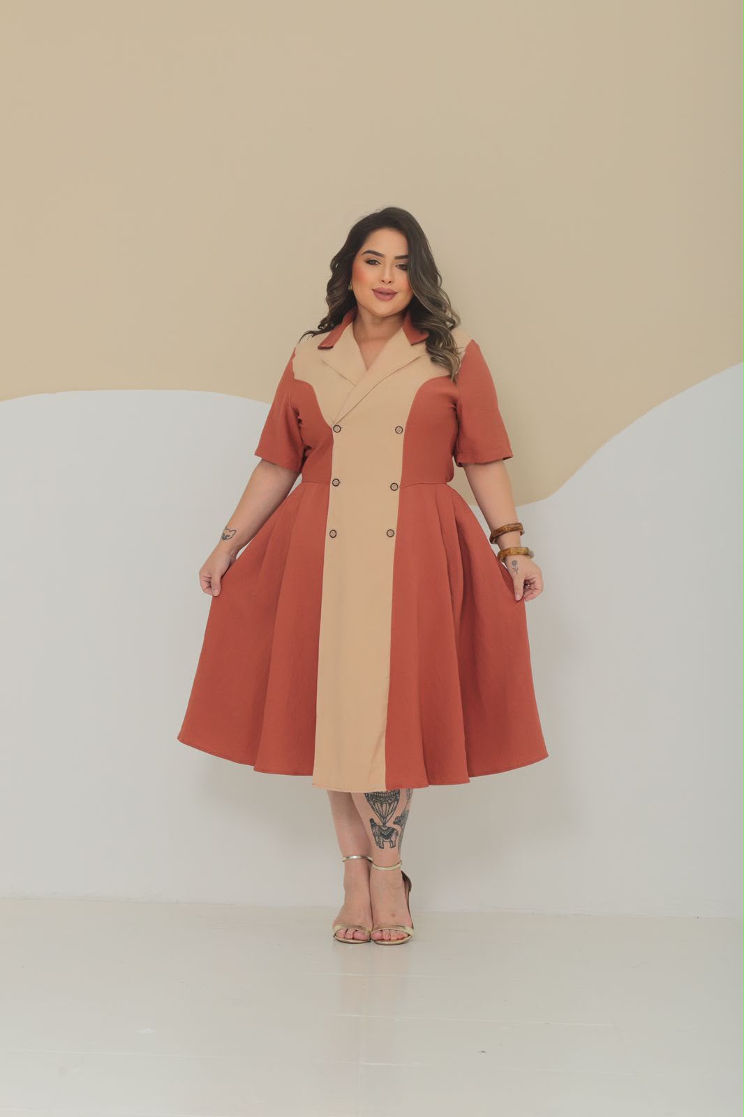 Vestido Plus Size Bicolor – Tecido Sensorial
